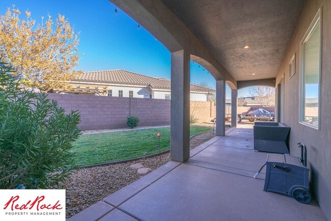 Building Photo - Stunning Fully Furnished 4 Bedroom Home. Community Pool & Mini Golf!