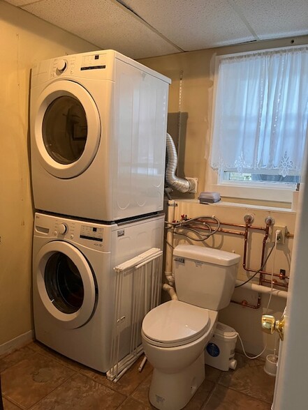 Bathroom 1 & laundry room - 103 Alder Rd