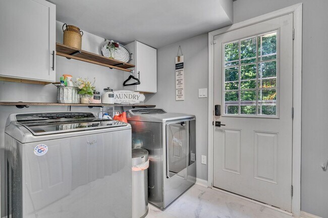 Building Photo - Modern 4 BR Colonial Retreat in River Bend...