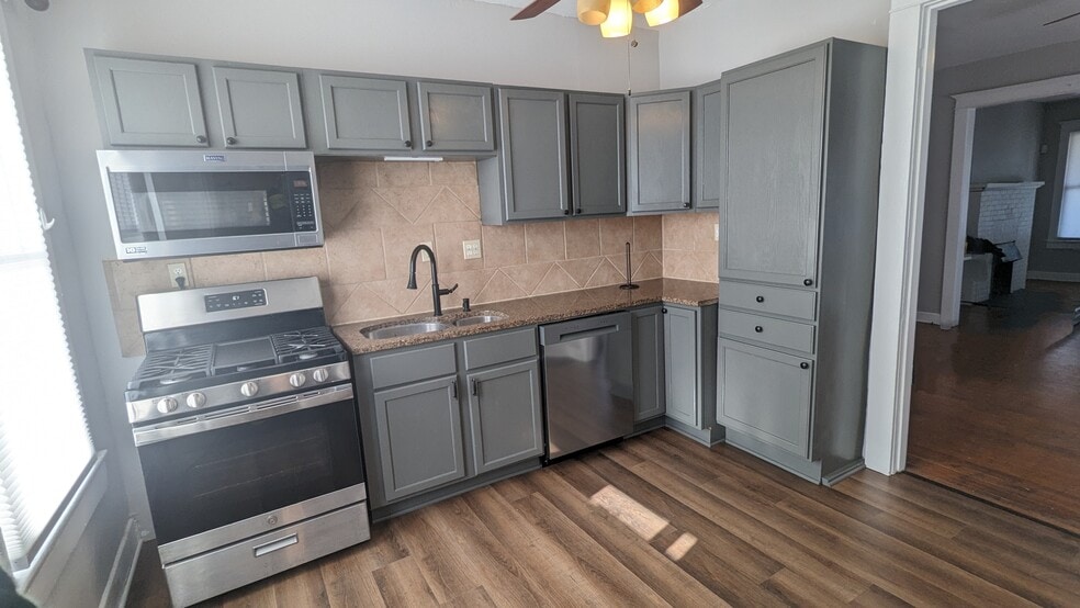 New stainless steel appliances - 502 Woodruff Place Middle Dr