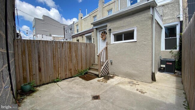 Building Photo - 2321 E Cabot St