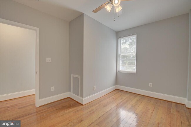 Building Photo - 424 Elm St NW