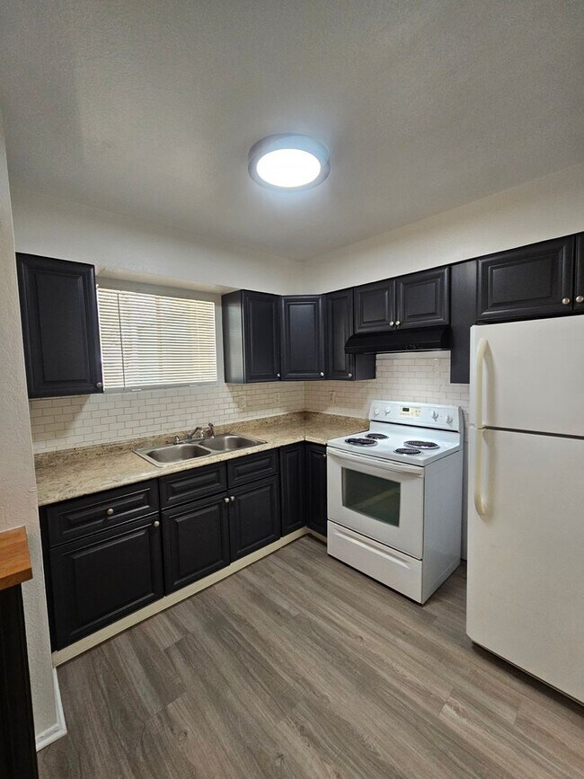 Building Photo - 1715 E Pepper Cir