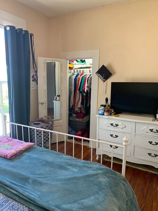 Building Photo - 1606 3rd Ave