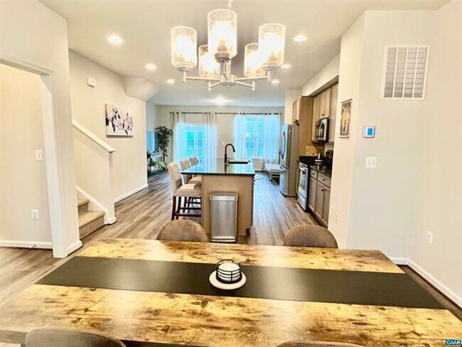 Building Photo - Southwood- Gorgeous style and like new condition with a great location to downtown and the Univer...