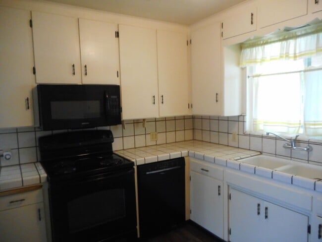 Building Photo - 33 E Robinson Ave