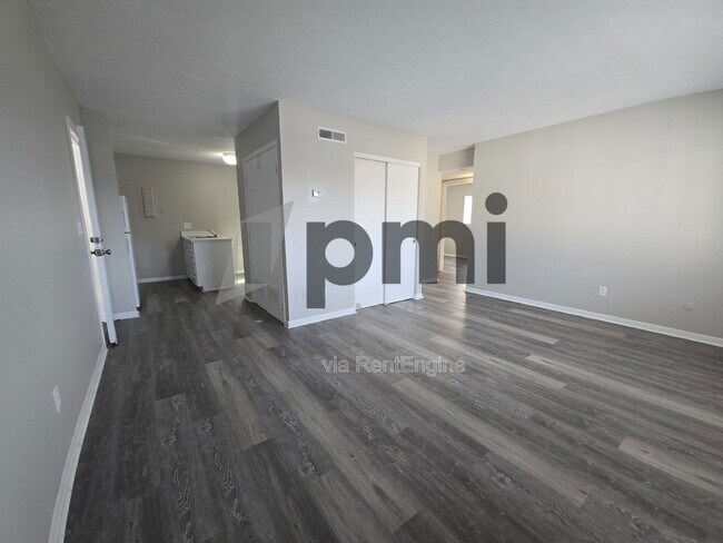 Building Photo - 834 Whitethorne Ave