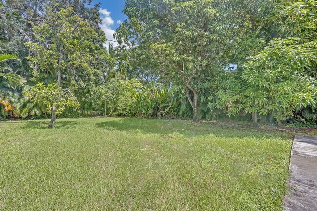 Building Photo - 571 Lee Dr