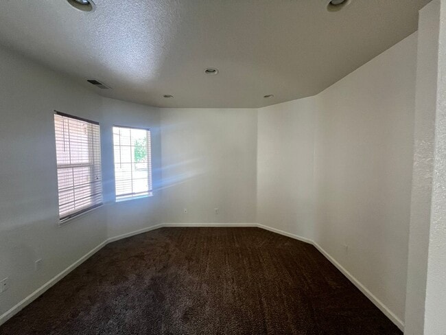 Building Photo - Beautiful Home located in Autumn Winds, Fe...