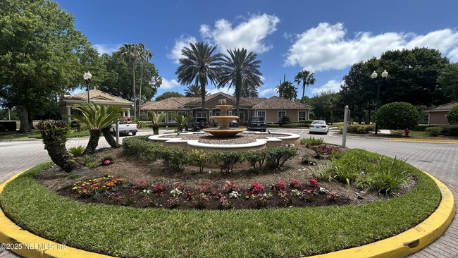 Building Photo - 610 Fairway Dr