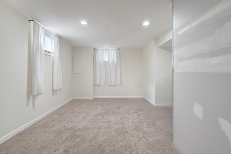 Bedroom - 900 E Tantallon Dr