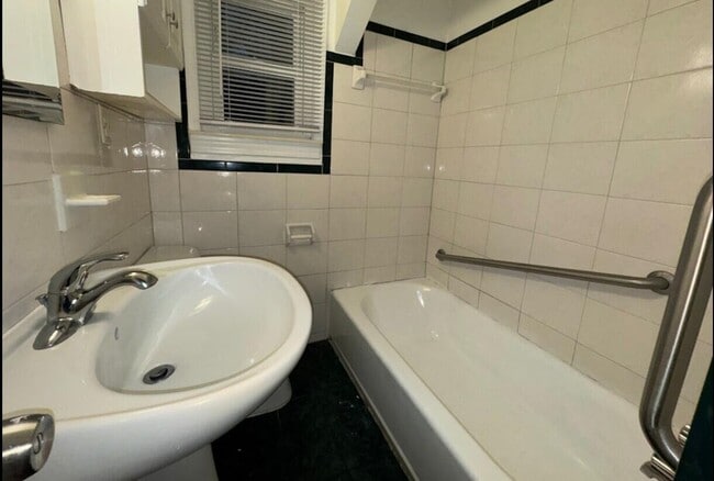 Building Photo - 2363 E Maple Rd