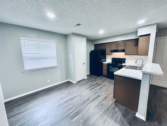 Building Photo - 5507 Rose Hill Cir