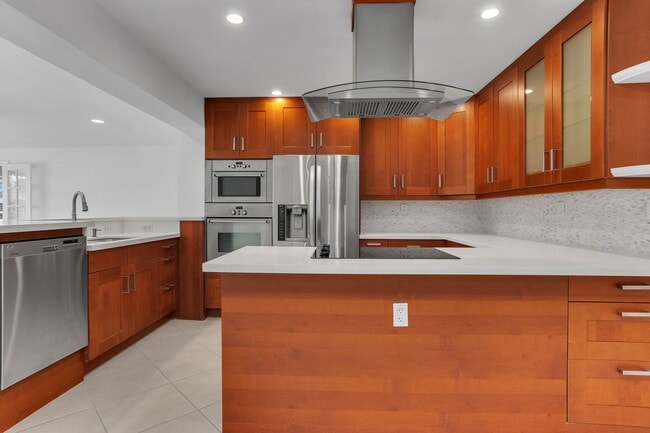 Building Photo - Beautiful house on the water with a pool