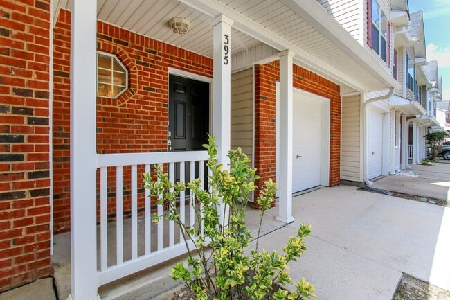 Building Photo - Enjoy this beautifully updated 3 Bed/3 Bat...