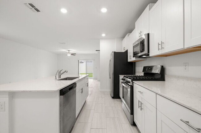 Building Photo - LIKE NEW Home For Rent in Zephyrhills!