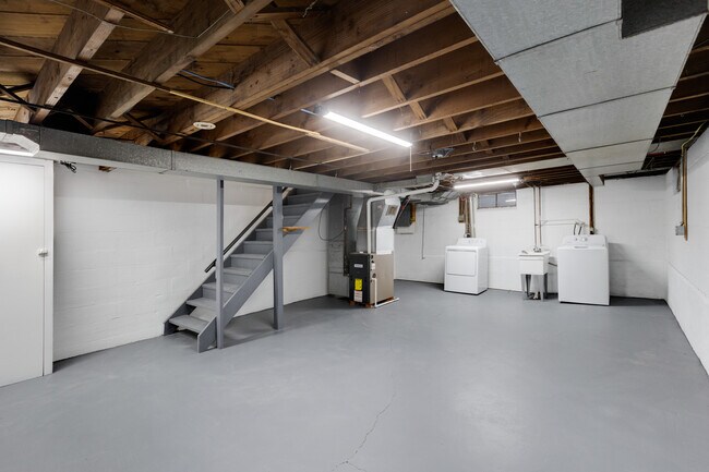 Building Photo - 148 Roselawn Ave NE