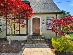 Building Photo - 81 Elm Ave