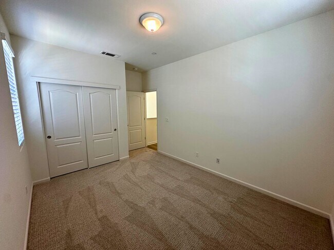 Building Photo - Stunning 4 Bedroom, 3 Bath Questa Home