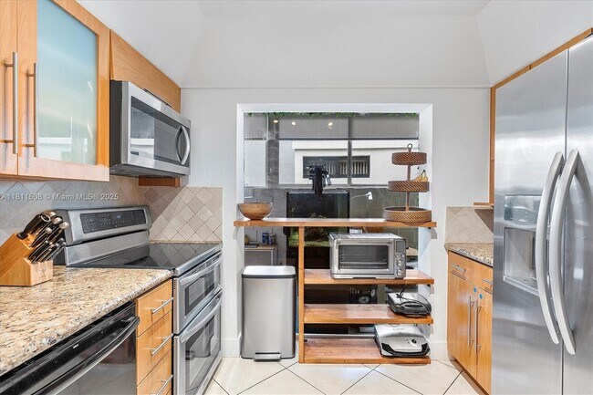 Building Photo - 300 Poinciana Island Dr