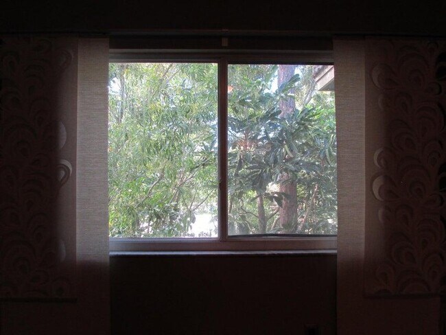 Building Photo - 350 Crestwood Cir