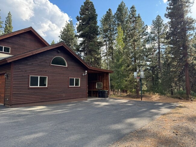 Building Photo - Luxury Mountain Retreat: 4-Bedroom Home wi...