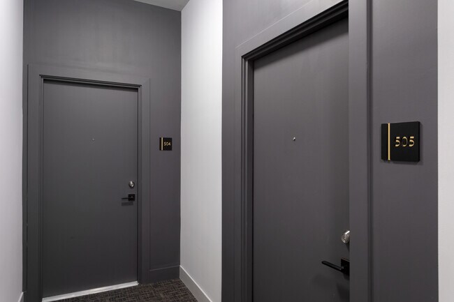 Building Photo - 2505 W Farragut Ave