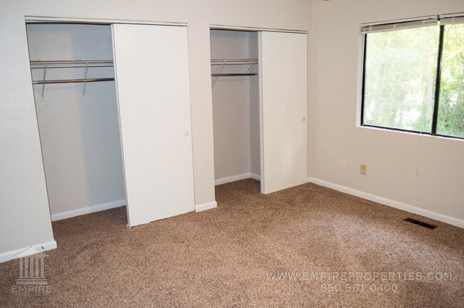 Building Photo - Townhome off Meridian Road With Fireplace!