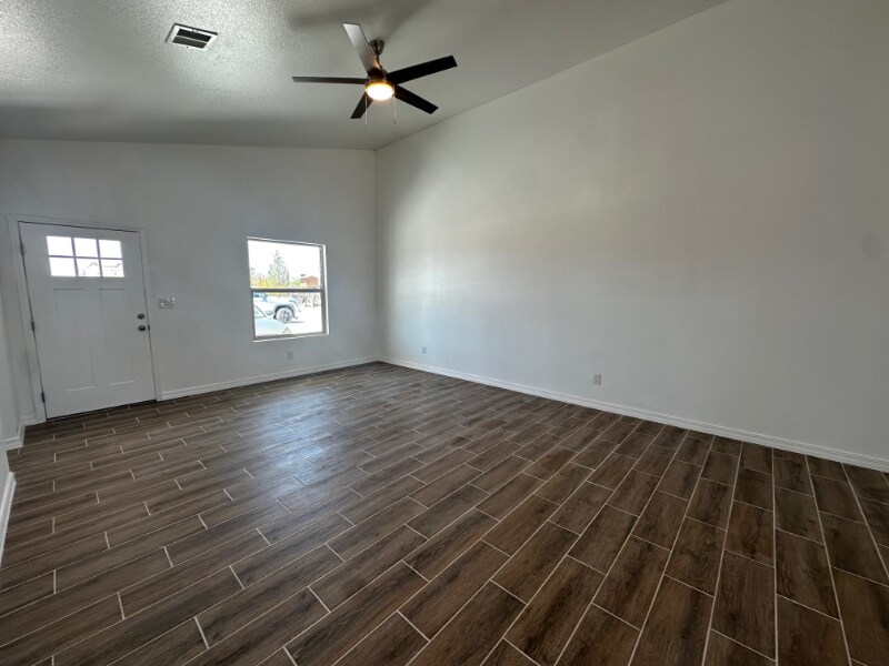 Building Photo - 612 Hesse Dr