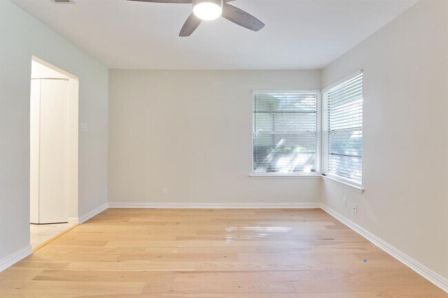 Building Photo - 10102 Missel Thrush Dr
