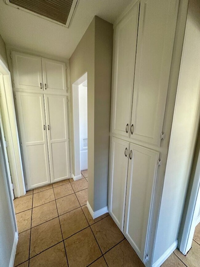 Building Photo - Oxnard ( M )