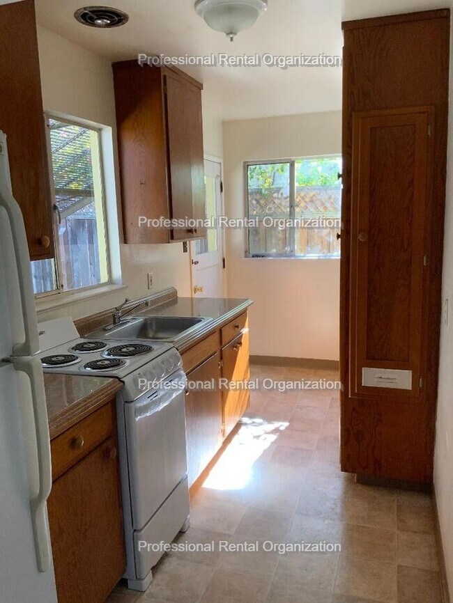 Building Photo - Old world charm One Bedroom house with huge backyard