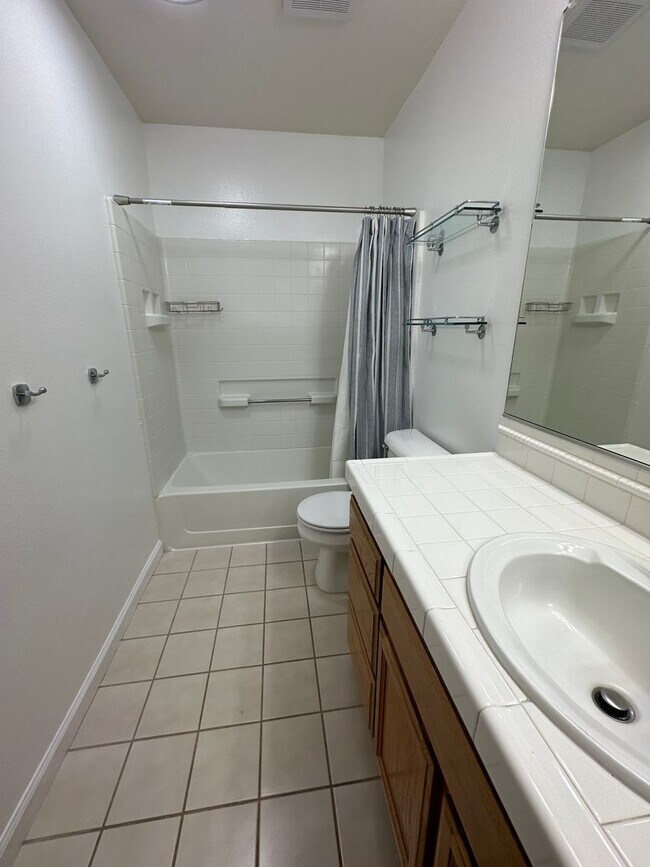 Building Photo - Hamilton 3+bd/2.5bth Townhome w/Den
