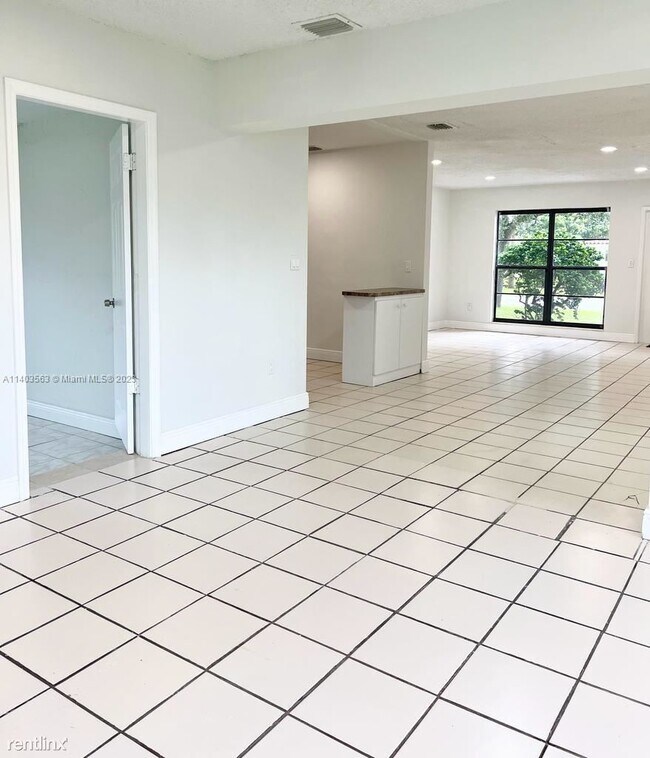 Building Photo - 4 br, 2 bath House - 430 SW 31st Ave