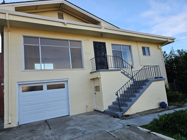 Primary Photo - Large 5 bedroom 2 bath Split Level House w...