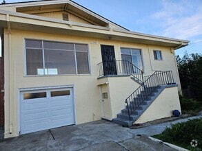 Building Photo - 5 bedroom 2 bath Single Family home with f...