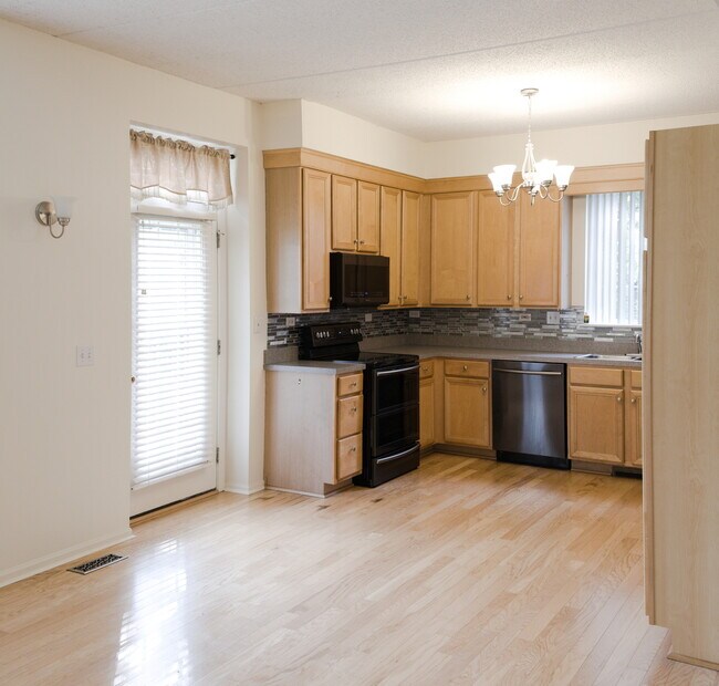 Building Photo - 501 Saddlebrook Ln