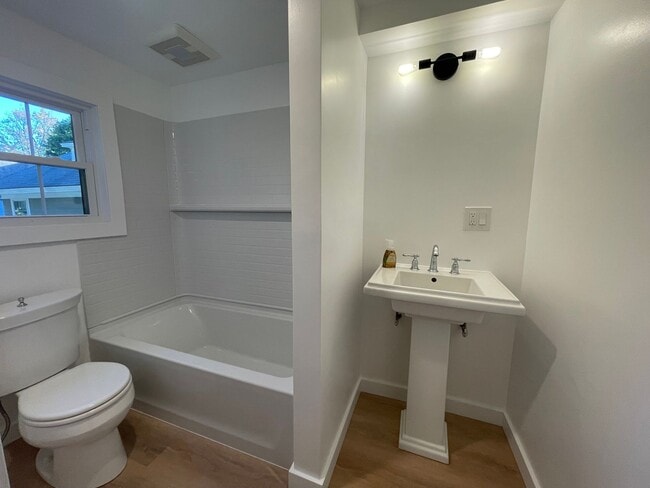 Building Photo - Charming 5-Bedroom 3.5 bath Home for Rent ...