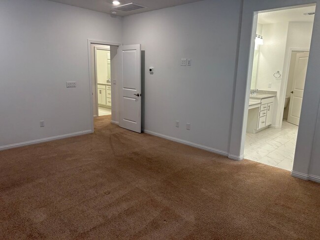 Building Photo - Beautiful 4 Bedroom 3 Bath Brentwood Home