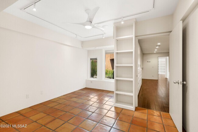 Building Photo - 6561 N Ave De Posada