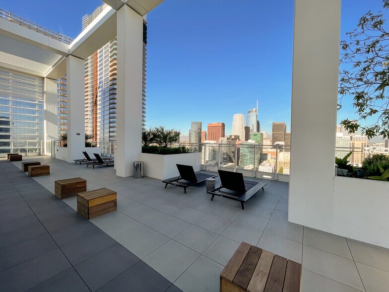 Building Photo - 1133 S Hope St