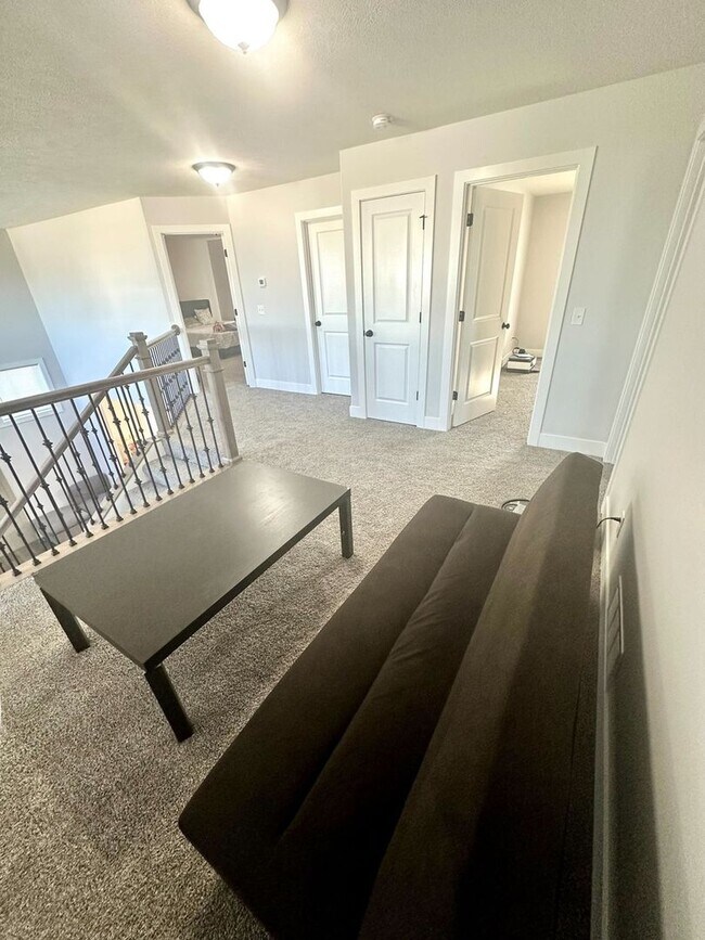 Building Photo - Spacious 5 Bed Home in Bloomington