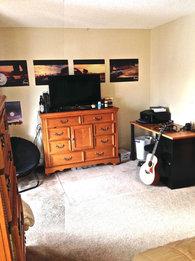 Building Photo - PRE-LEASE: 4 Bedroom 3.5 Bathroom Townhouse In Gold Run.  Walk To Campus!