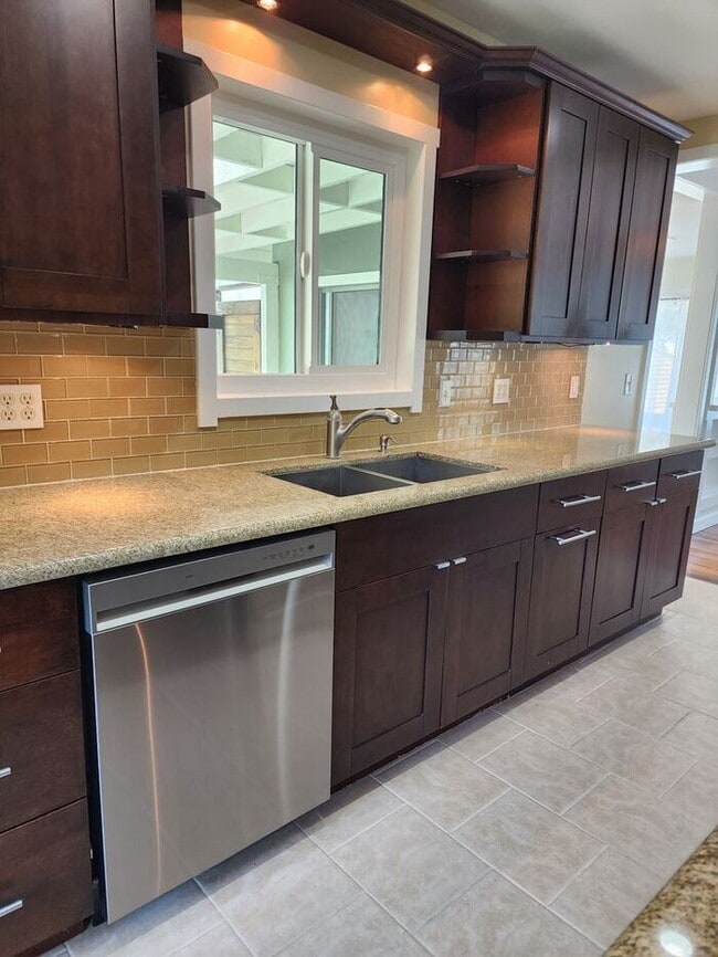 Building Photo - ** Stunning Dream 3 BD / 2 BA HOME w/ Doub...