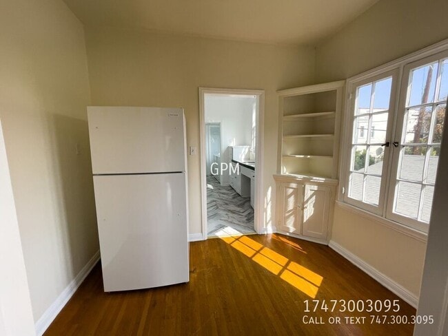 Building Photo - 5353 1/2 La Cresta Ct-