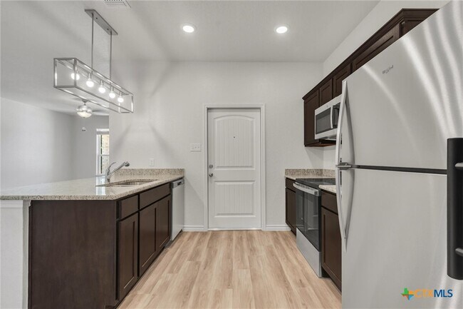 Building Photo - 1118 B Zora Dr