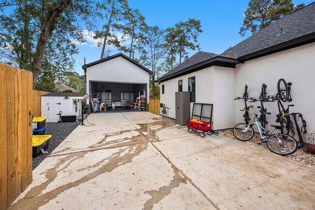 Building Photo - 32810 Oak Creek Dr