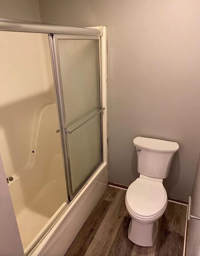 Building Photo - 2 Bedroom / 1.5 Bathroom Townhouse w/ Fenc...