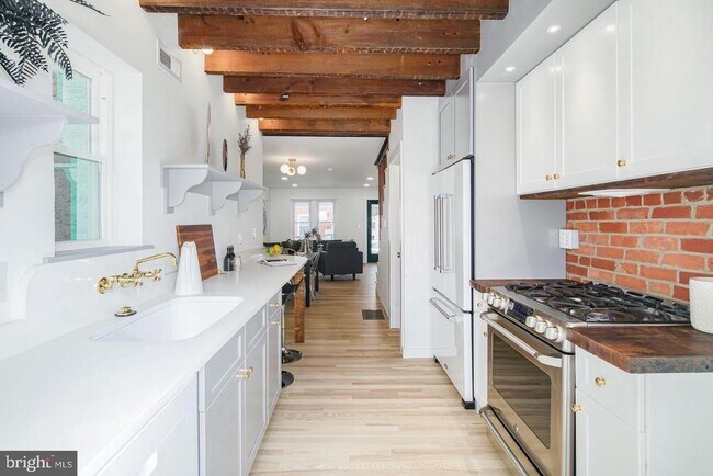 Building Photo - 320 Iona Ave