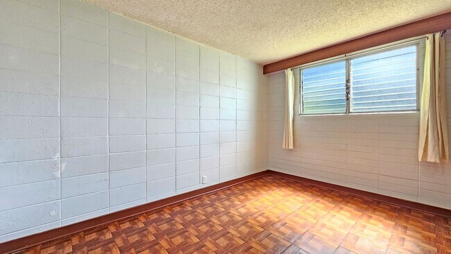 Building Photo - 3 bed/1 bath/2 parking downstairs apartment in Manoa Home